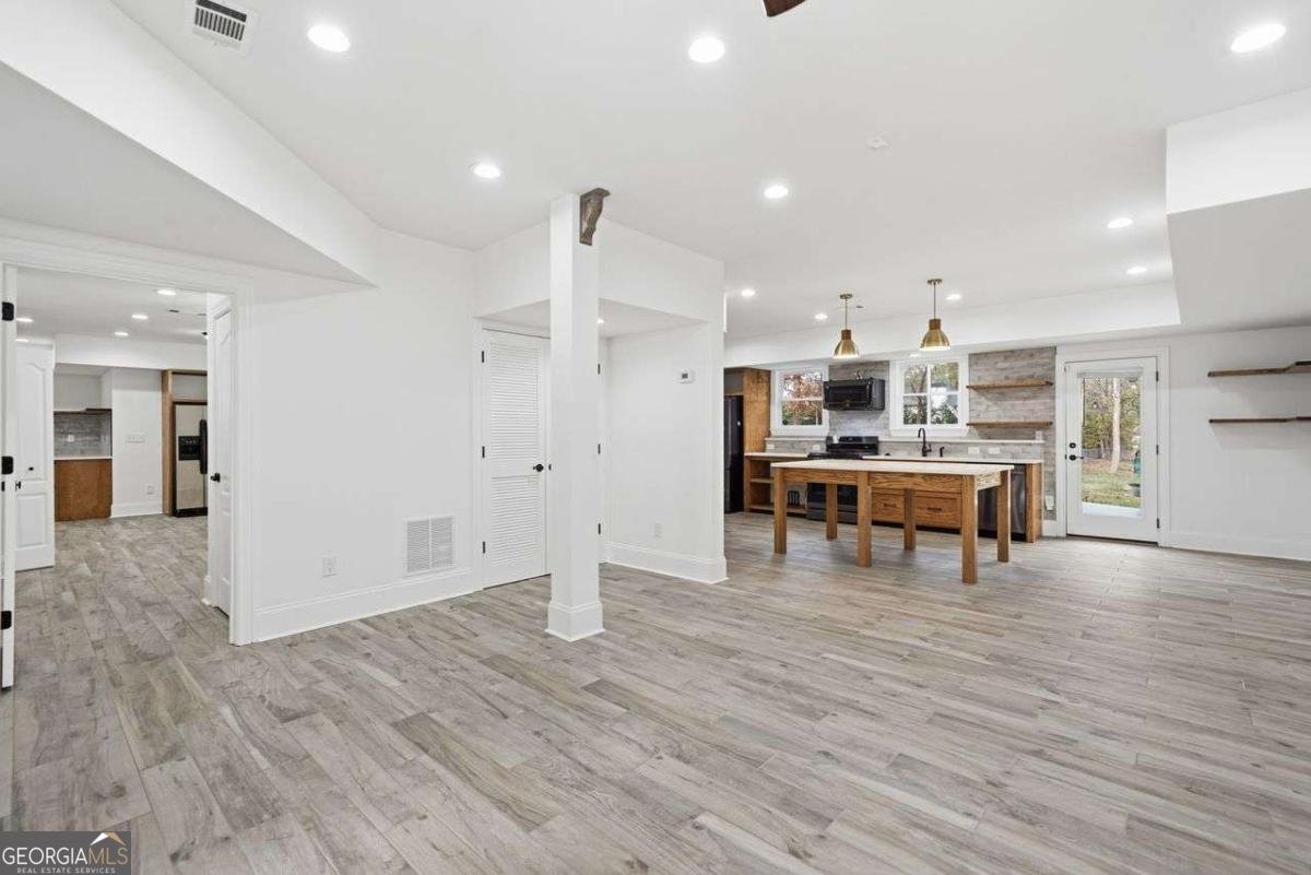 7611 Regency Circle Sandy Springs - 25