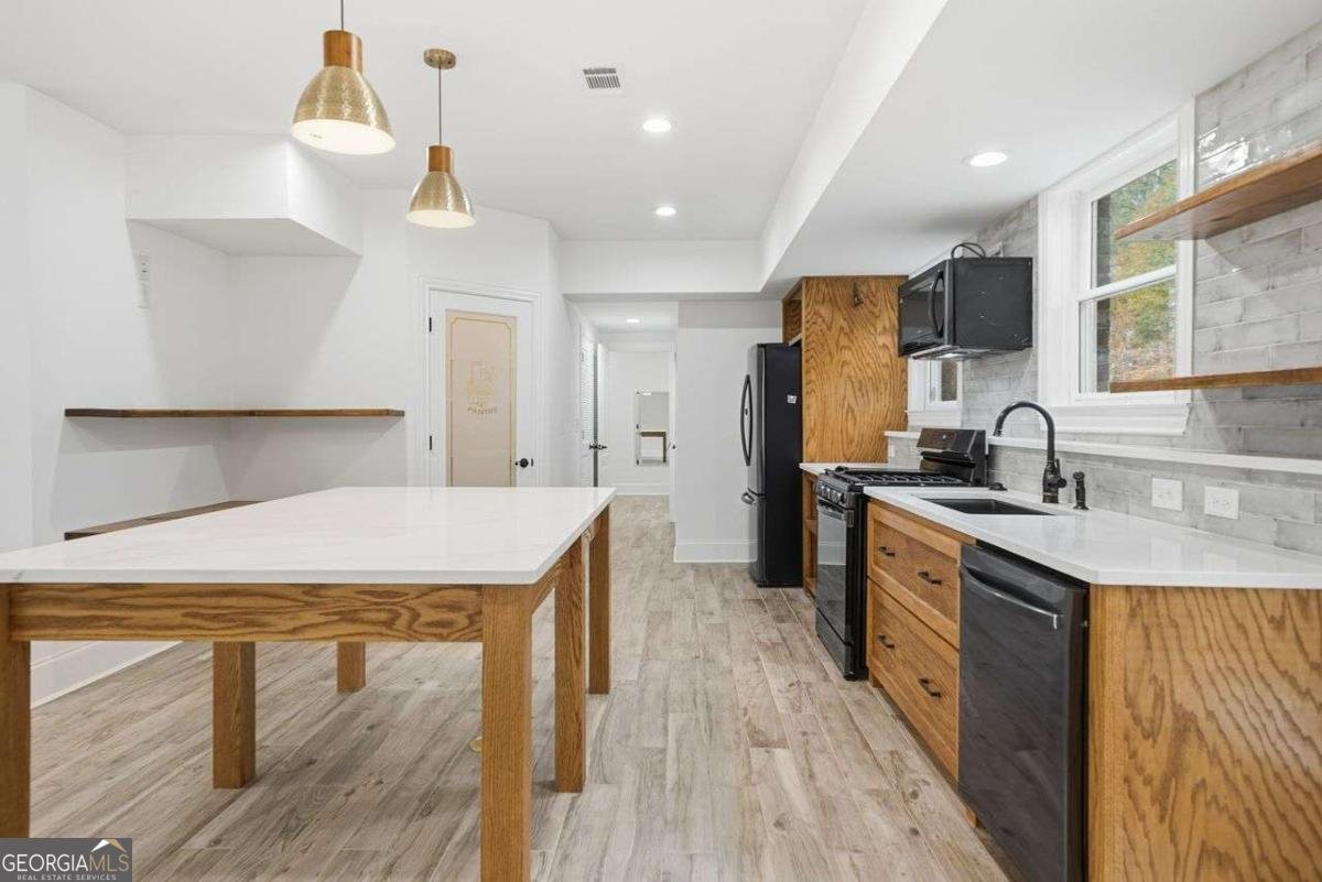 7611 Regency Circle Sandy Springs - 28