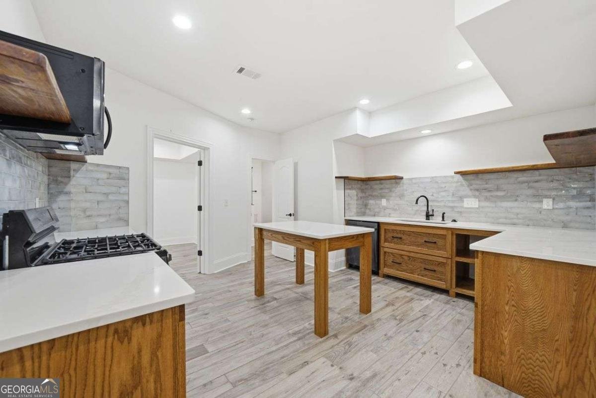 7611 Regency Circle Sandy Springs - 36