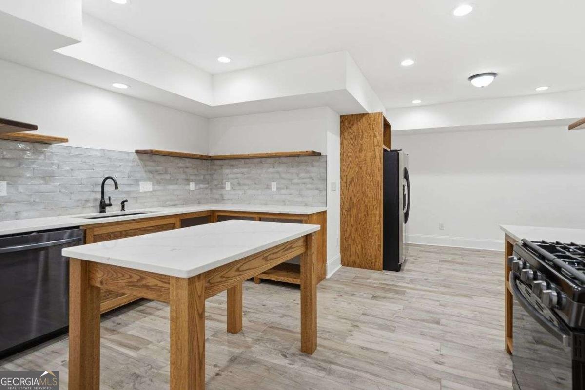 7611 Regency Circle Sandy Springs - 37