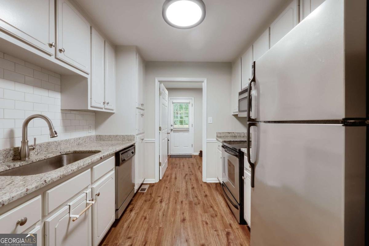 2054 Jana Lane Statham - 6