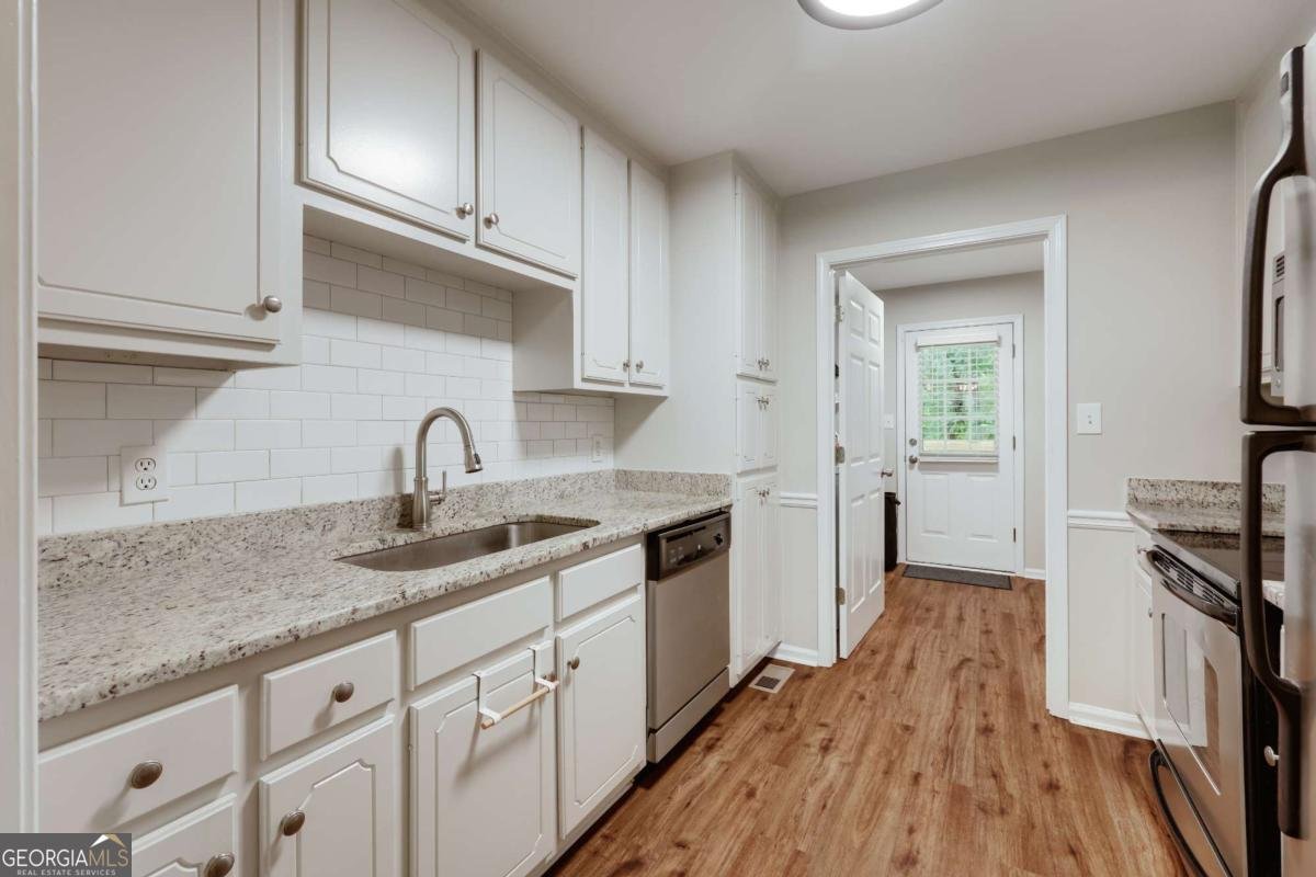 2054 Jana Lane Statham - 8