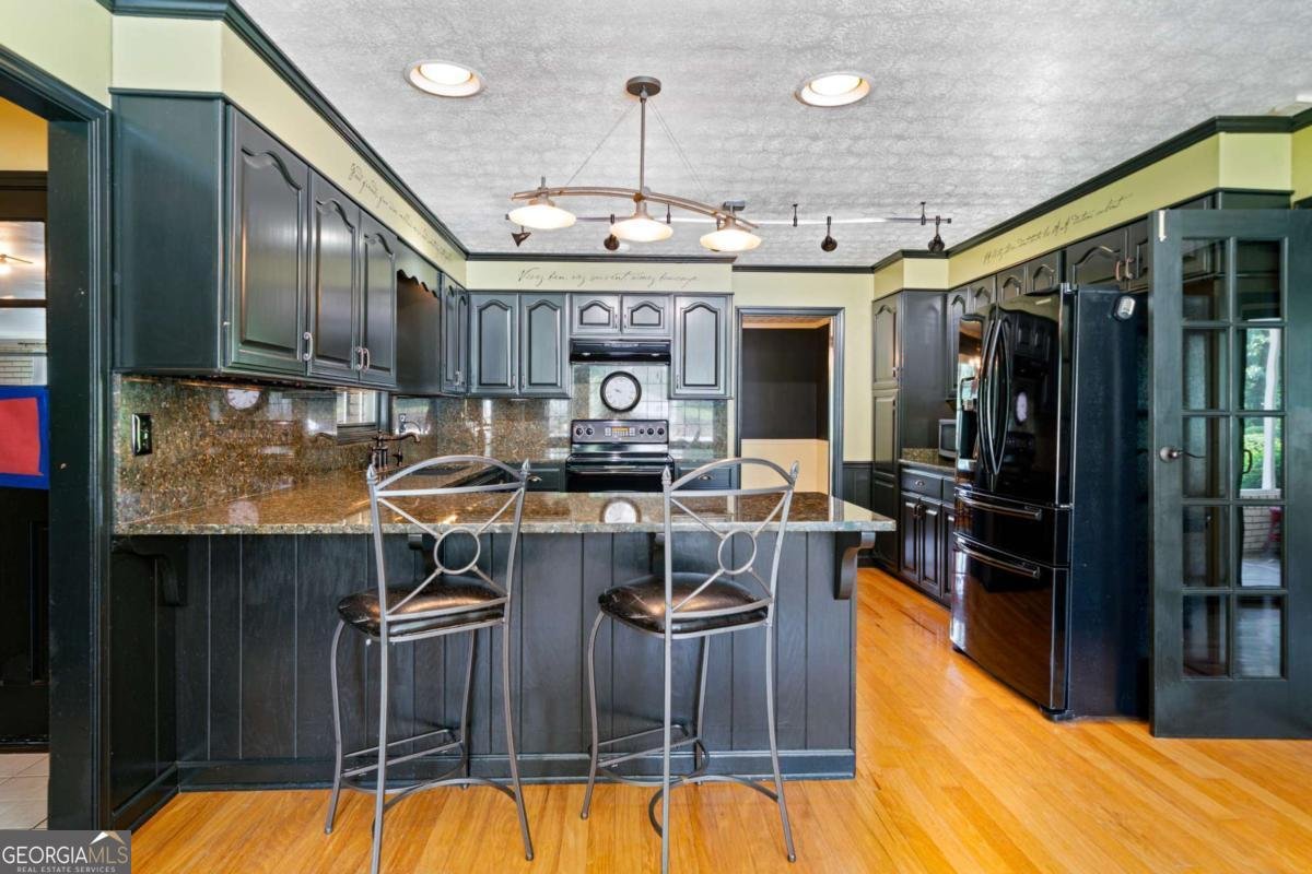 400 Simpson Road White - 10