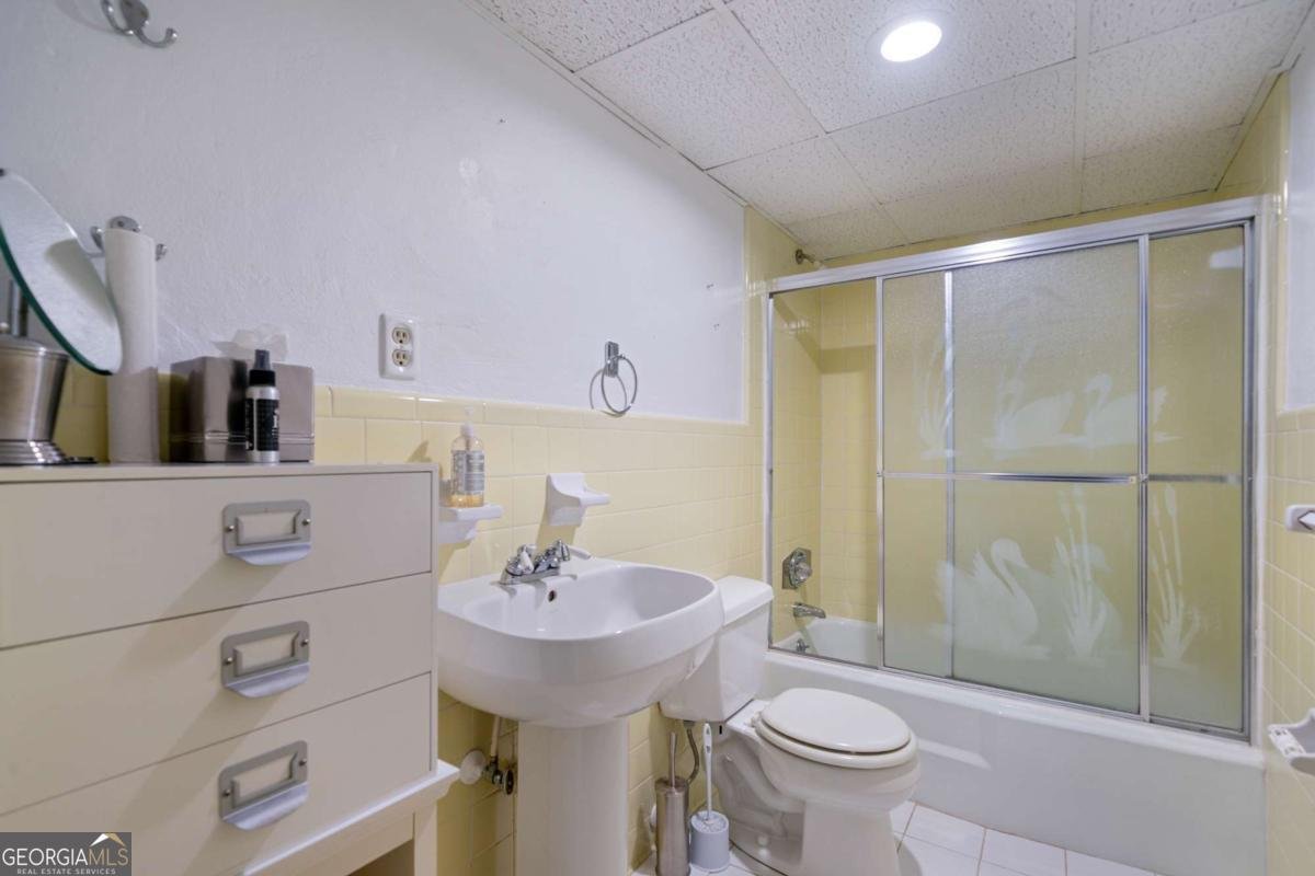 400 Simpson Road White - 28