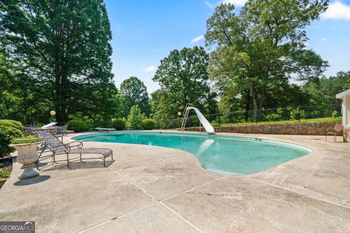 400 Simpson Road White - 31