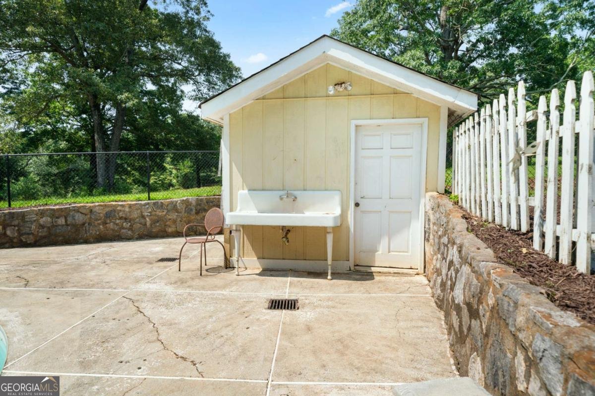 400 Simpson Road White - 33