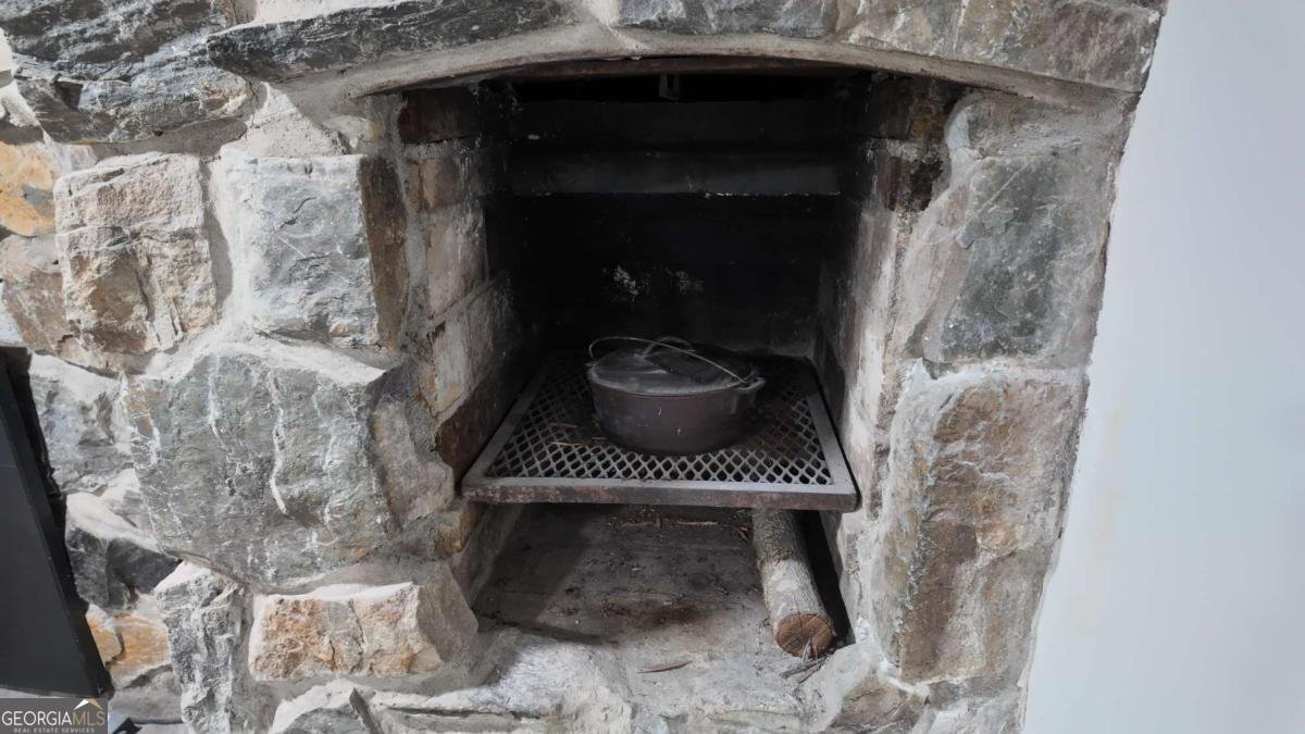 400 Simpson Road White - 38