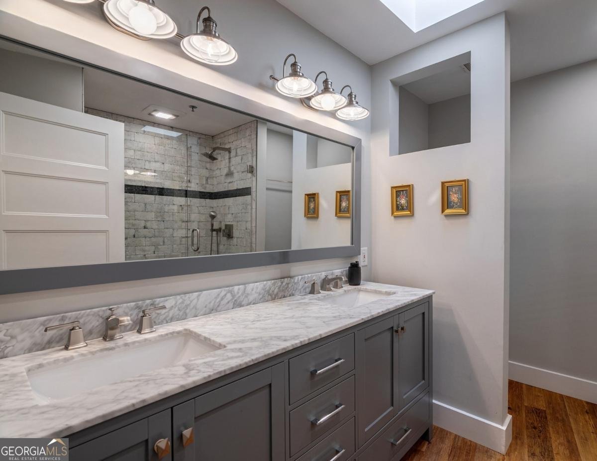 585 White Circle Athens - 17