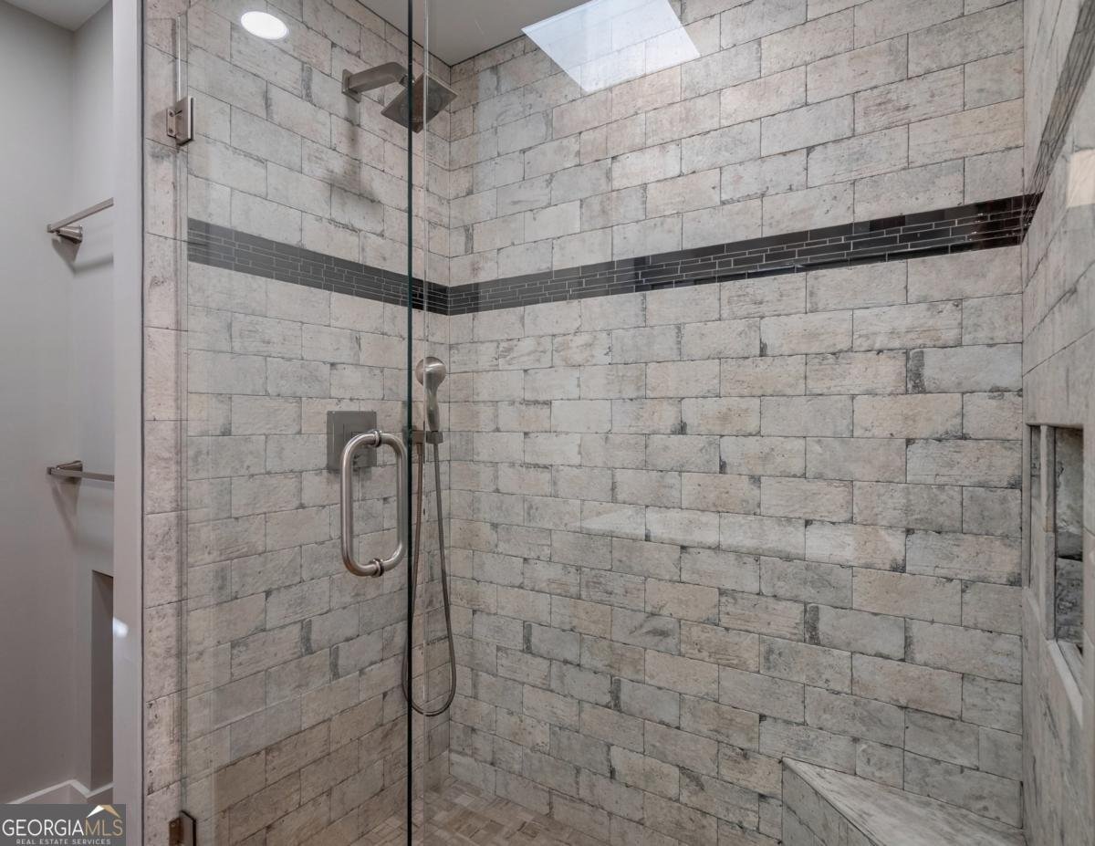 585 White Circle Athens - 18