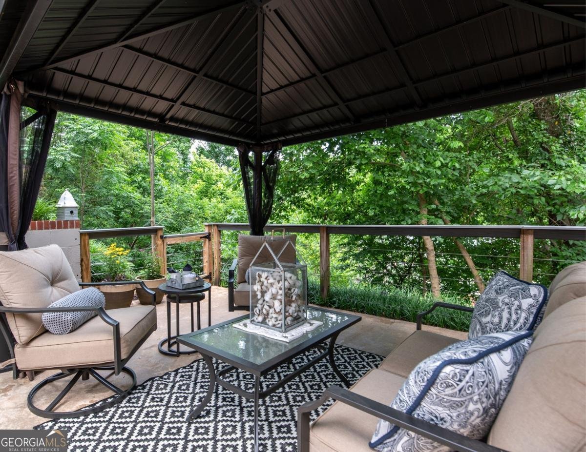 585 White Circle Athens - 26