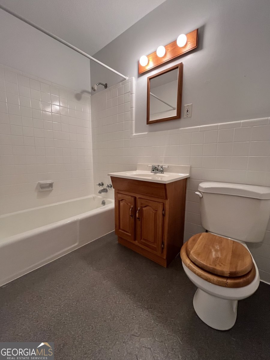 325 University Circle Athens - 22