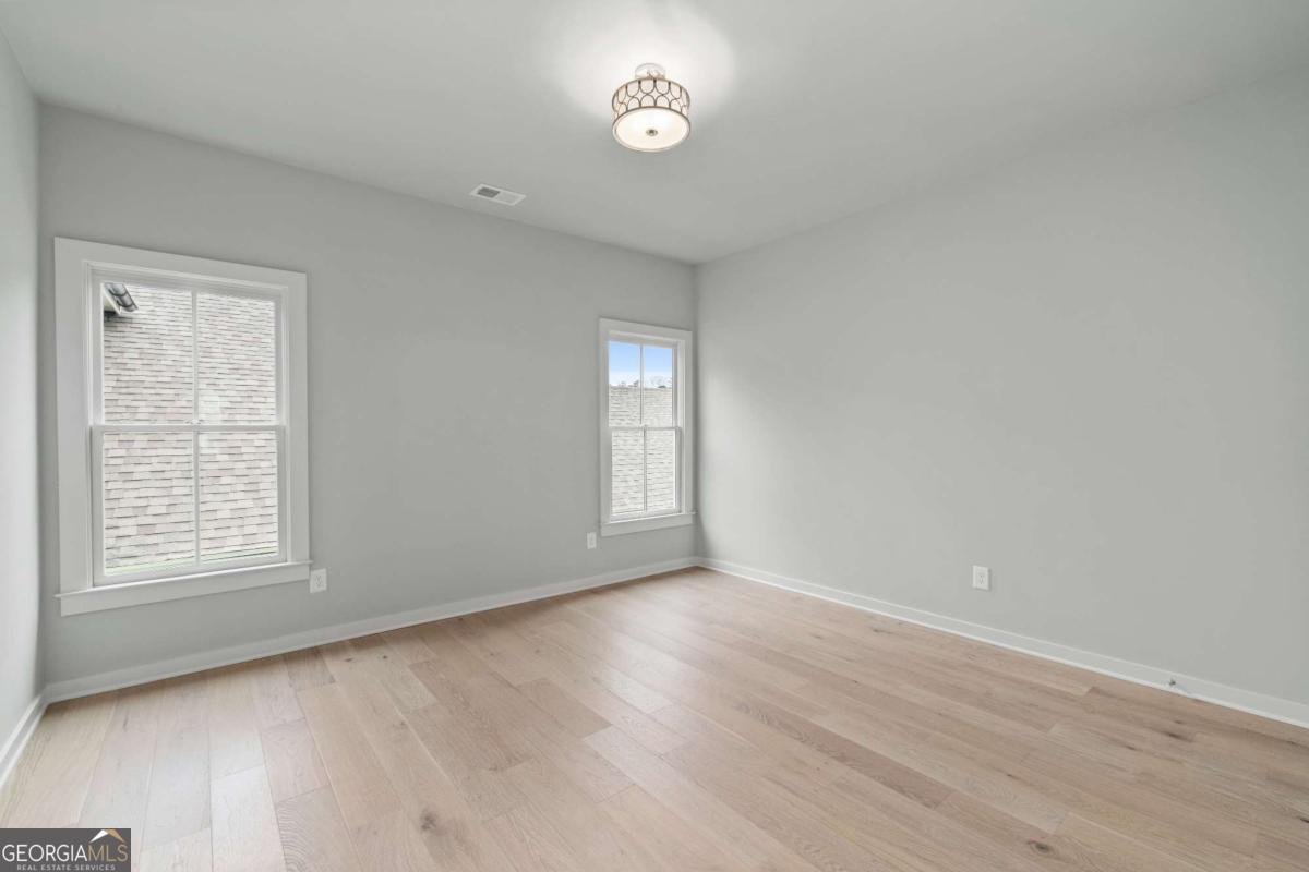 2031 Village Walk Milton - 31