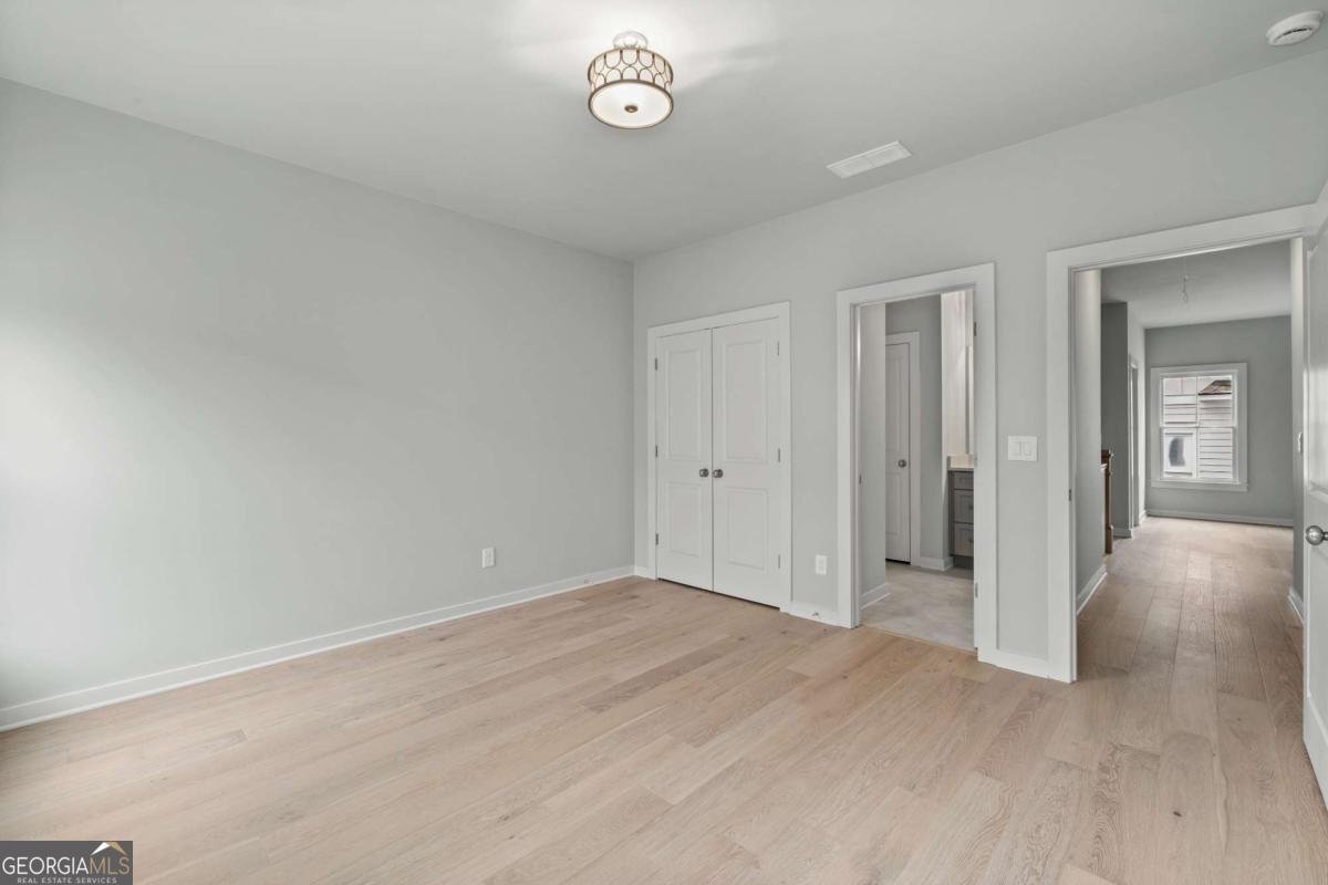 2031 Village Walk Milton - 32