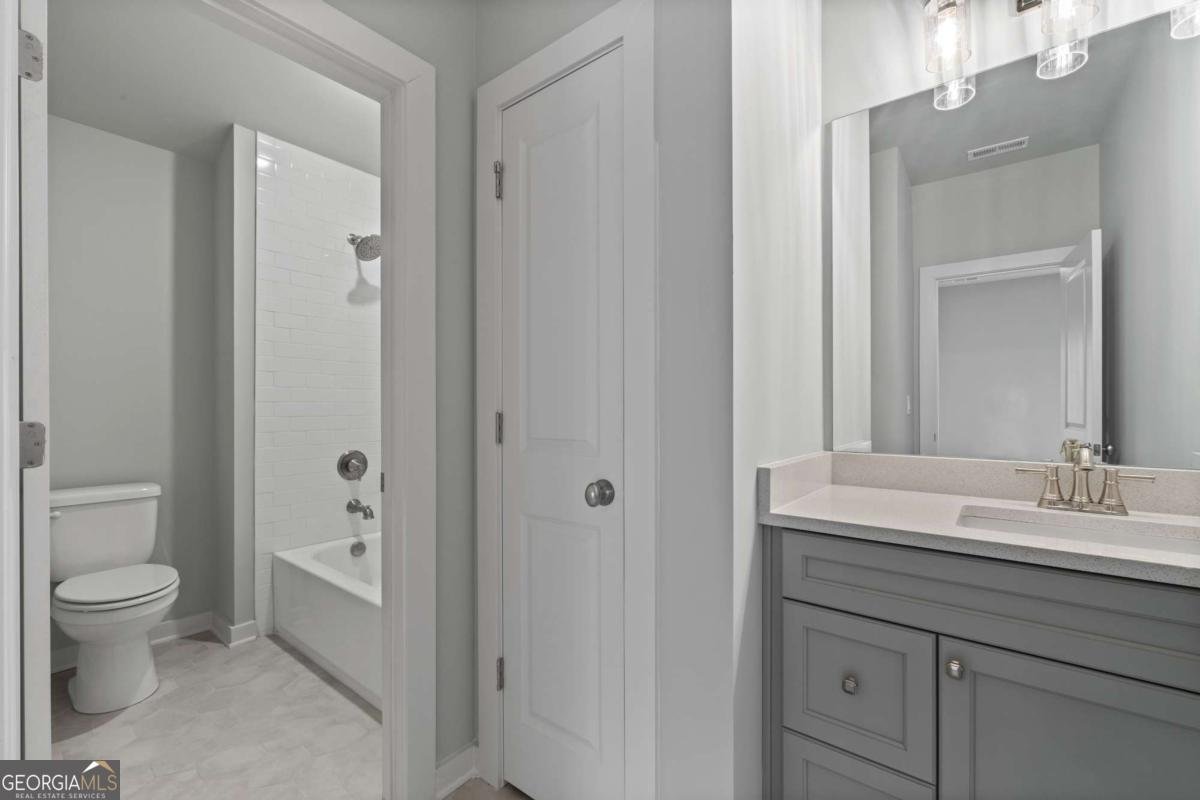 2031 Village Walk Milton - 33