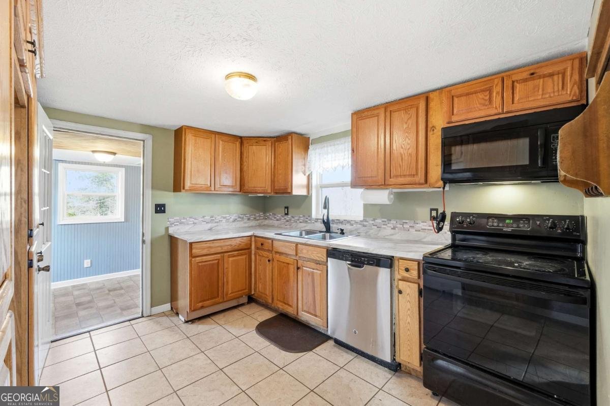 572 Young Loop Fairmount - 10