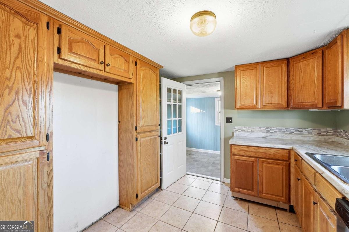 572 Young Loop Fairmount - 11