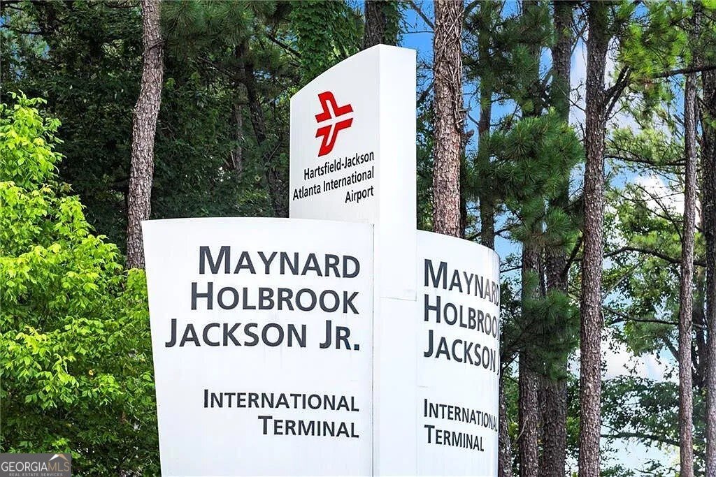 1308 Camelot Drive Atlanta - 23