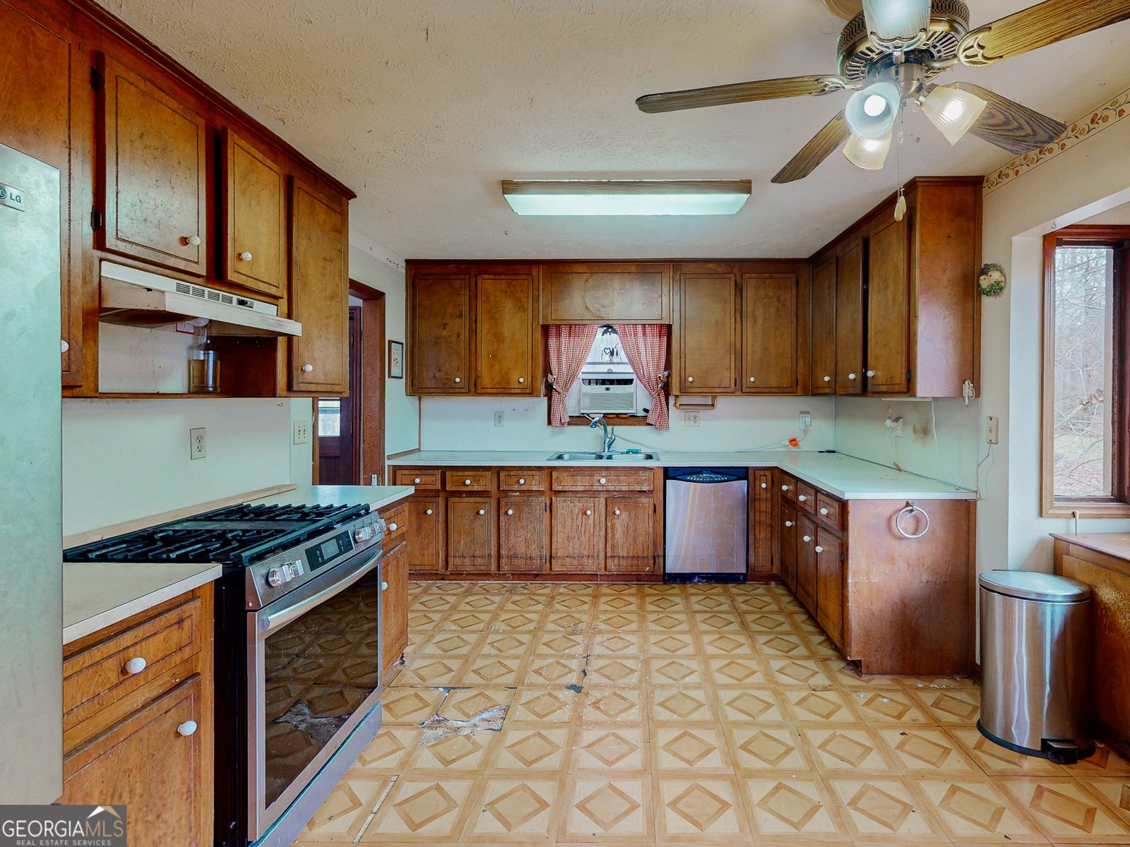 745 Cedar Creek Way Woodstock - 38