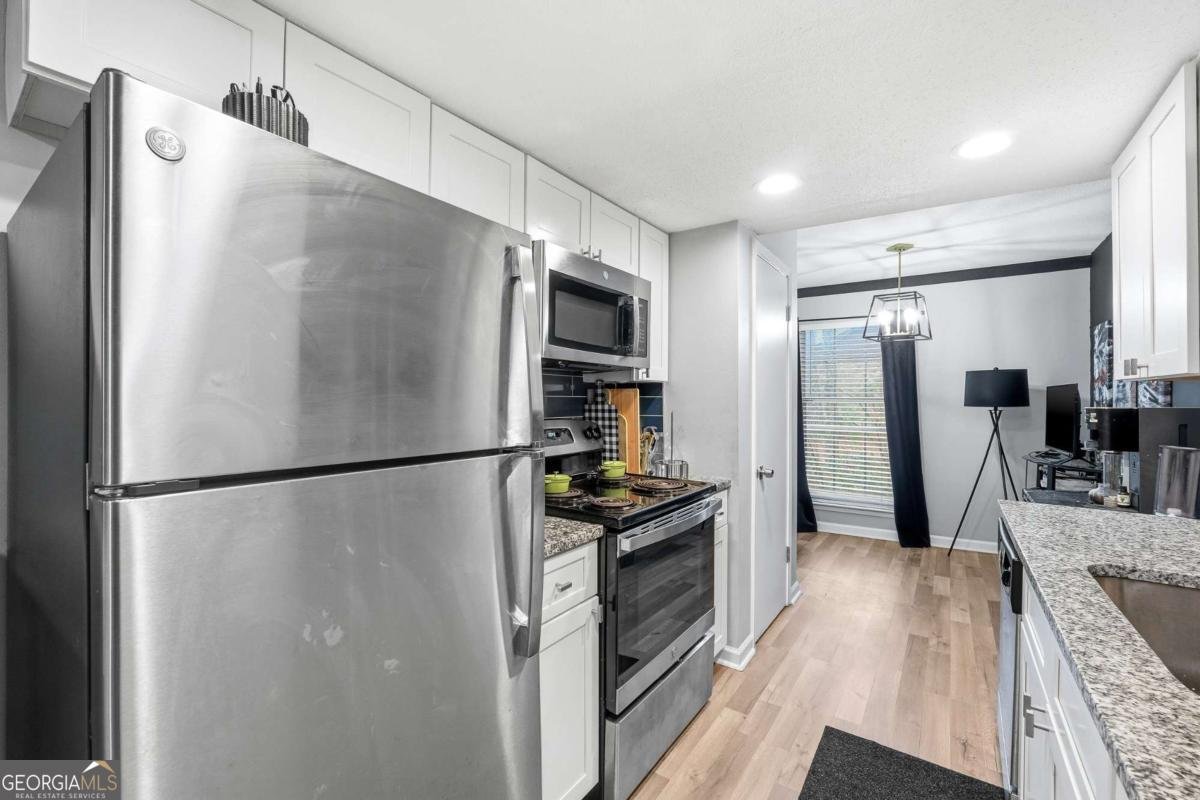 754 Garden View Drive Stone Mountain - Photo 9