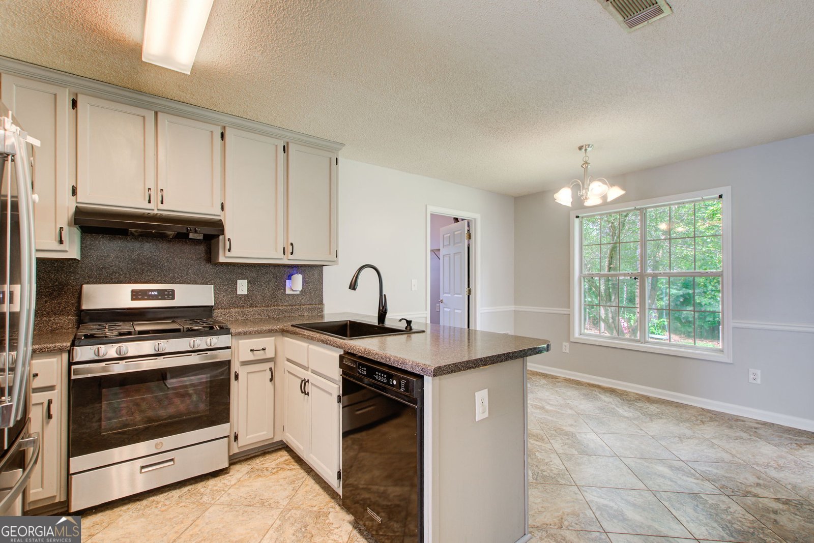 837 Ravins Way Stockbridge - Photo 8