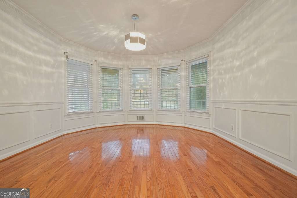 402 Leslie Court Woodstock - Photo 8