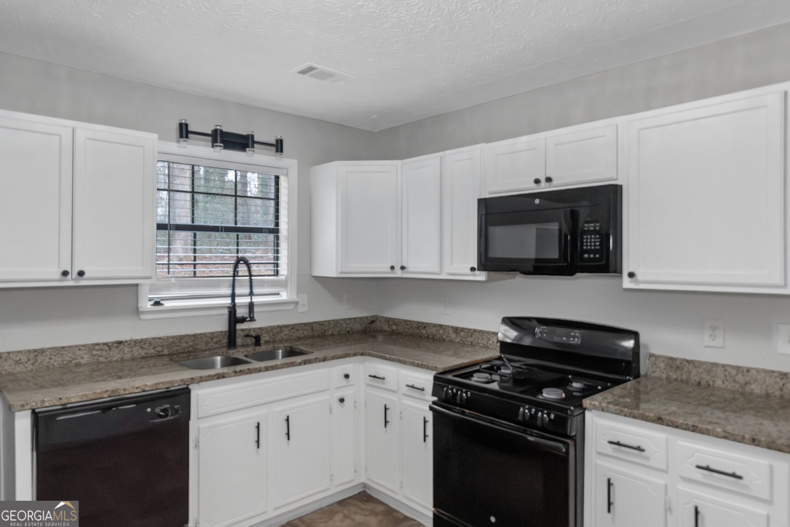 321 Summerwood Lane Stockbridge - Photo 11