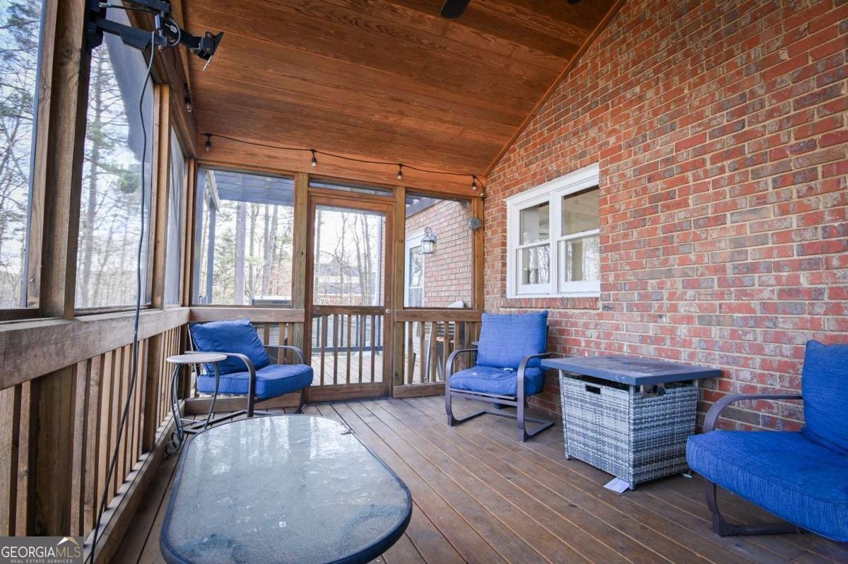 1010 Charles Court Statham - Photo 14