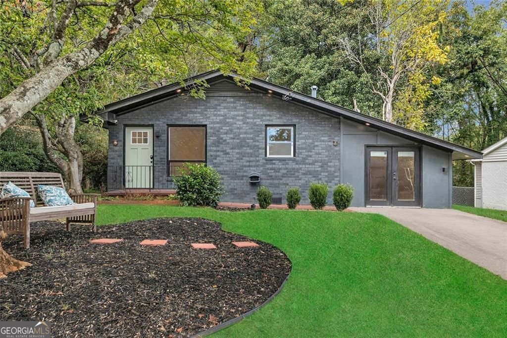 1265 Calhoun Avenue East Point - Photo 1