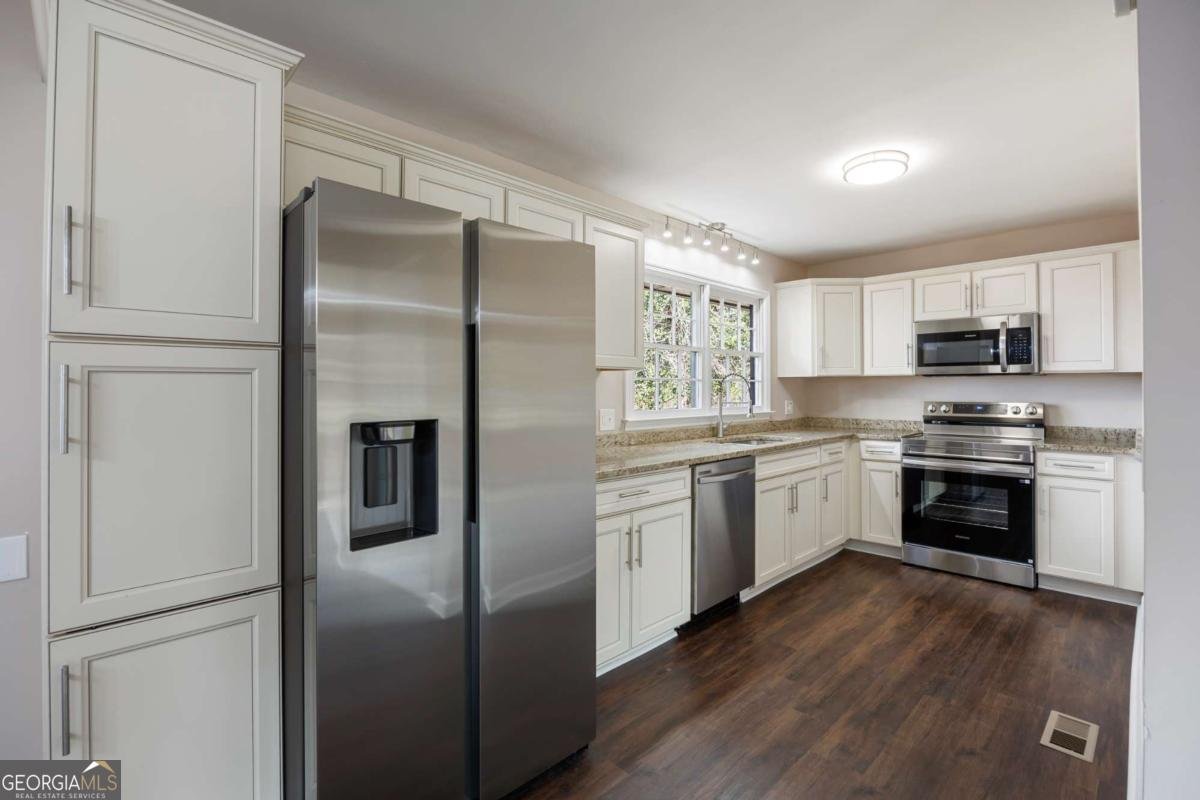 169 Esta Street Cornelia - Photo 9