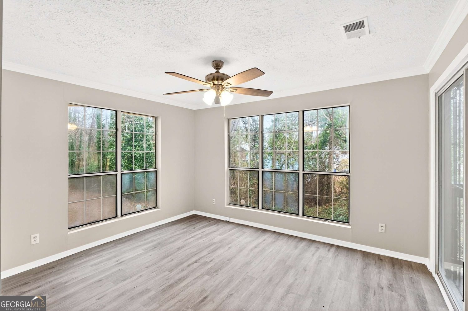 5537 Mountain Springs Circle Stone Mountain - Photo 10