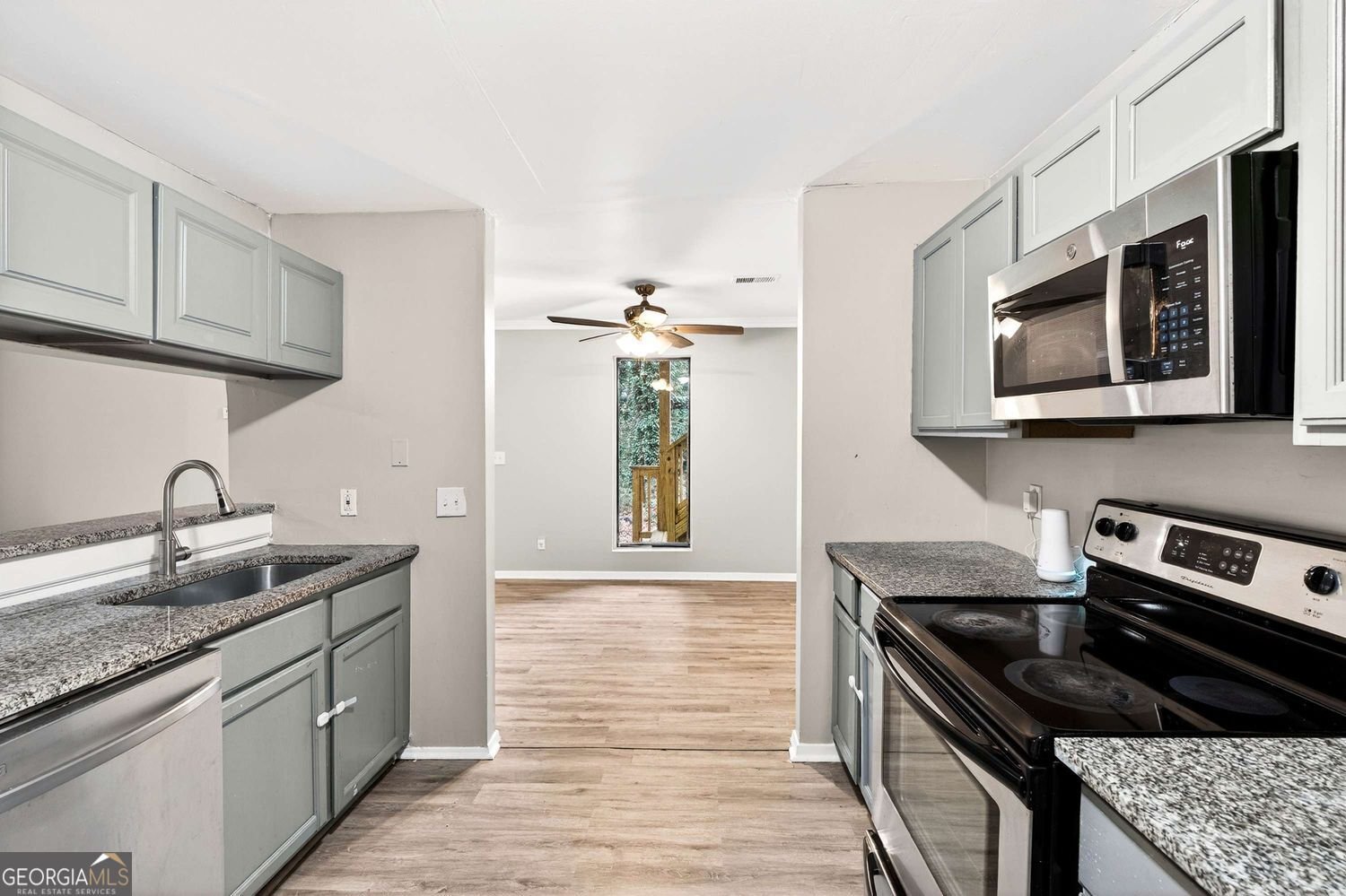 5537 Mountain Springs Circle Stone Mountain - Photo 8