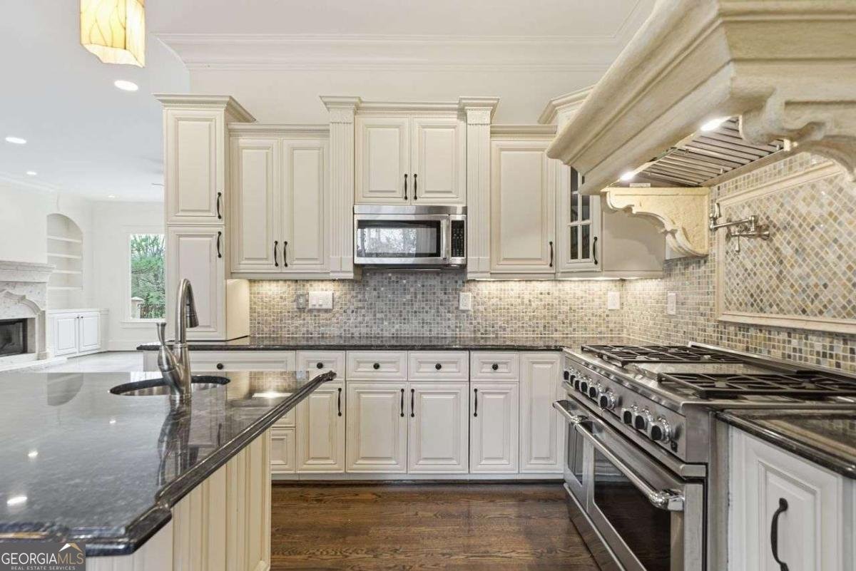 7611 Regency Circle Sandy Springs - Photo 10