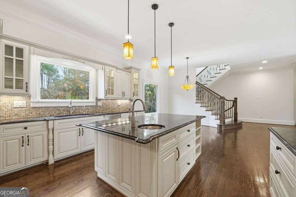 7611 Regency Circle Sandy Springs - Photo 11