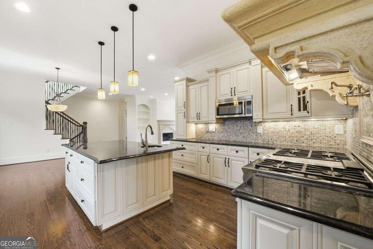 7611 Regency Circle Sandy Springs - Photo 9