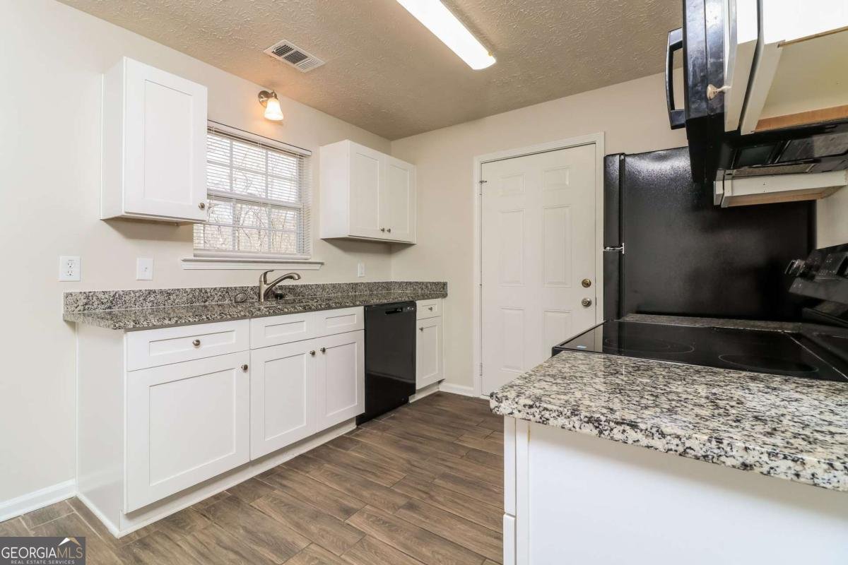 6793 Creeks Edge Court Flowery Branch - Photo 10