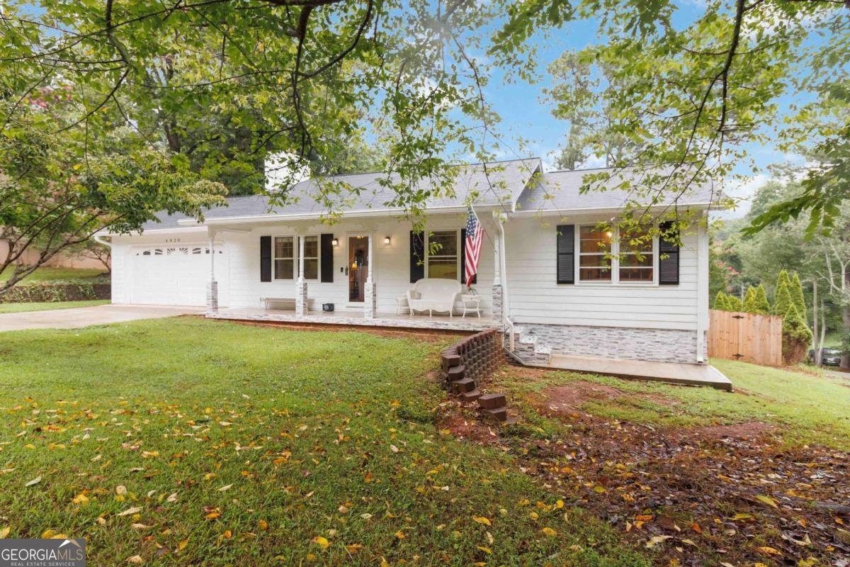 6428 PARADISE POINT Road Flowery Branch - Photo 1