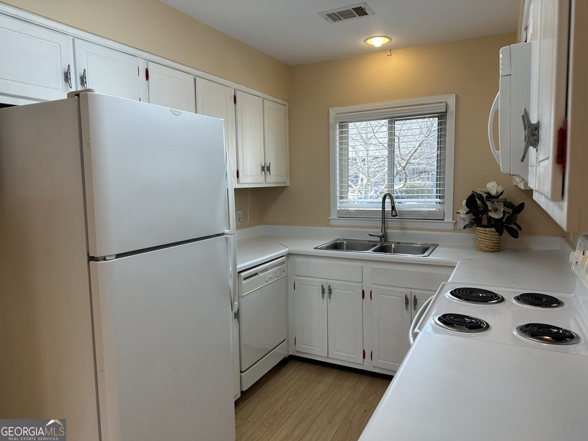 654 Willow Creek Drive Macon - Photo 6