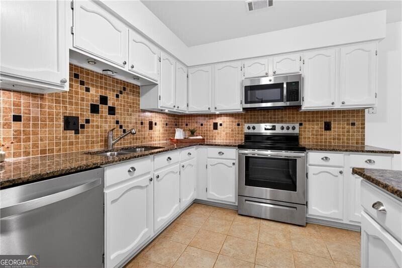 4590 VILLAGE OAKS Circle Dunwoody - Photo 6