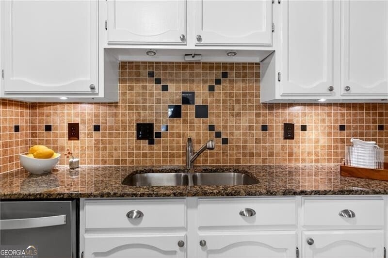 4590 VILLAGE OAKS Circle Dunwoody - Photo 9