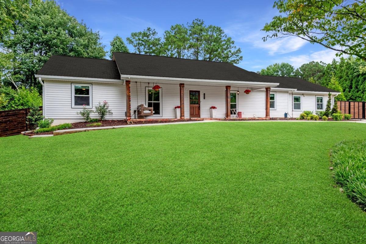 195 Thistlewood Lane Roswell - Photo 1