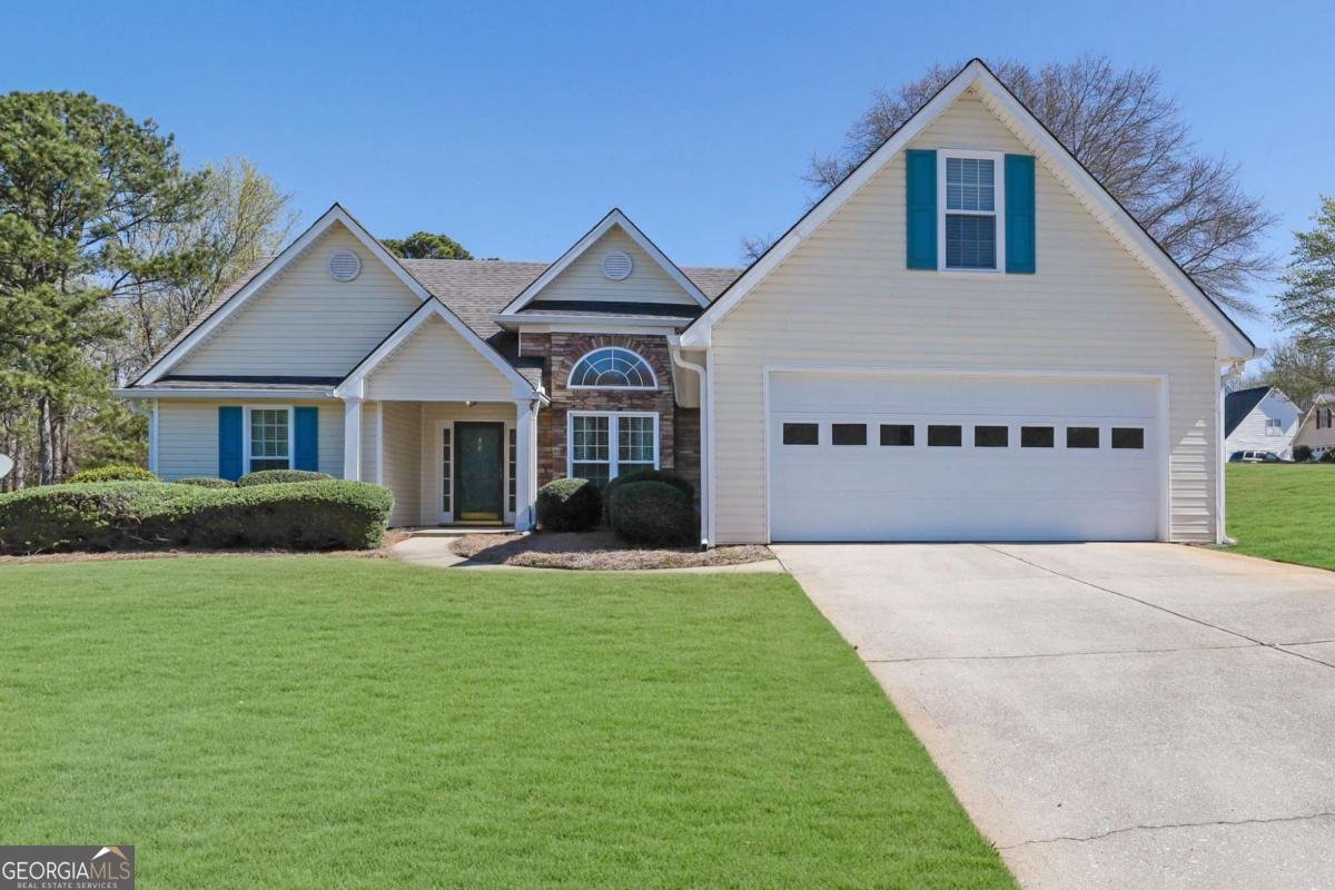 6185 Devonshire Drive Flowery Branch - Photo 1