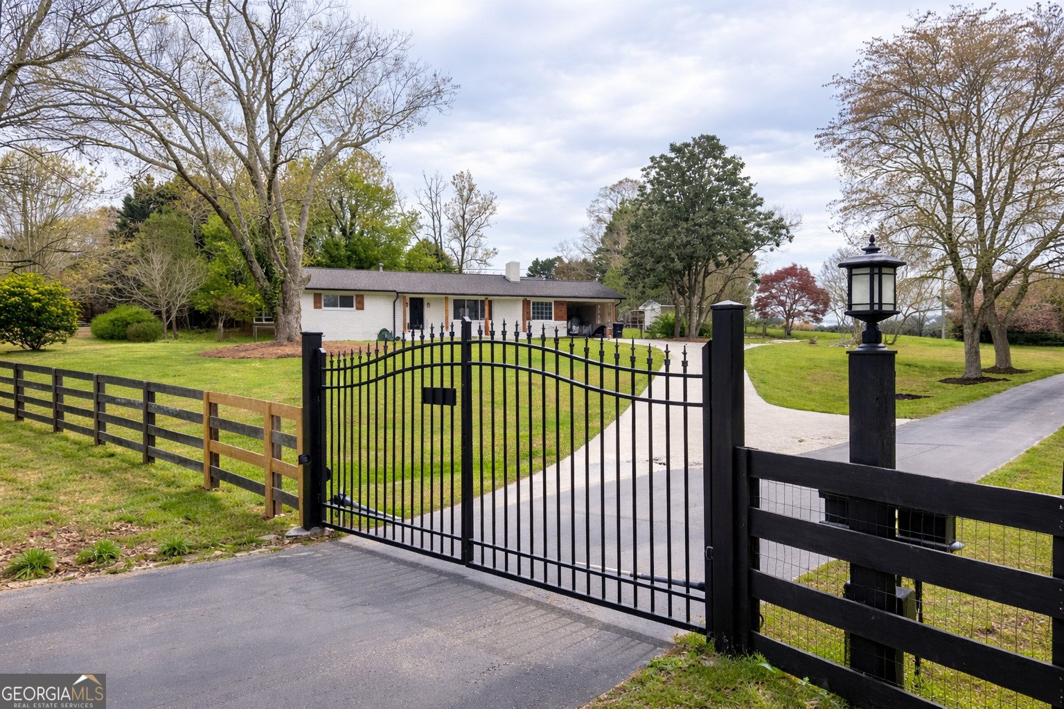 5605 Burke Lane Gainesville - Photo 1