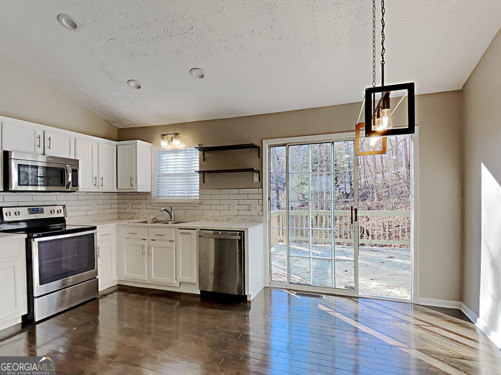 5665 Lakeview Court Gainesville - Photo 16