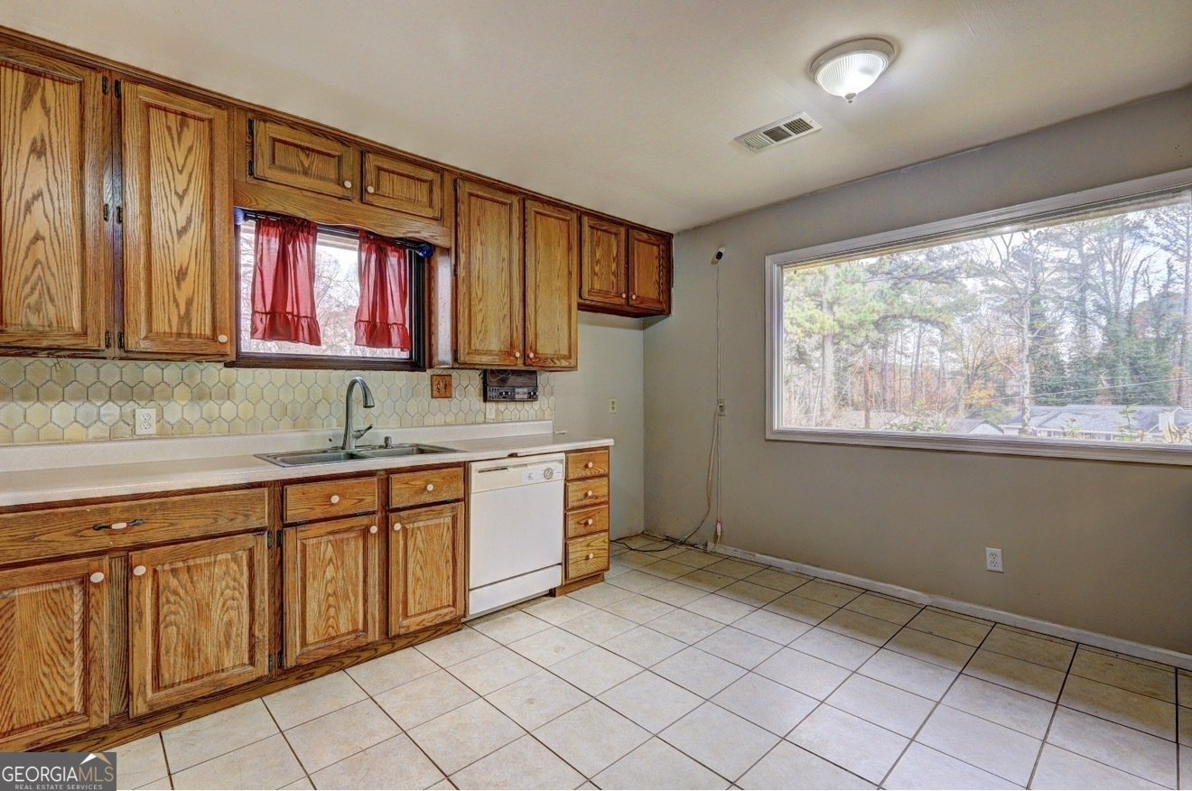 562 Dickens Road Lilburn - Photo 18