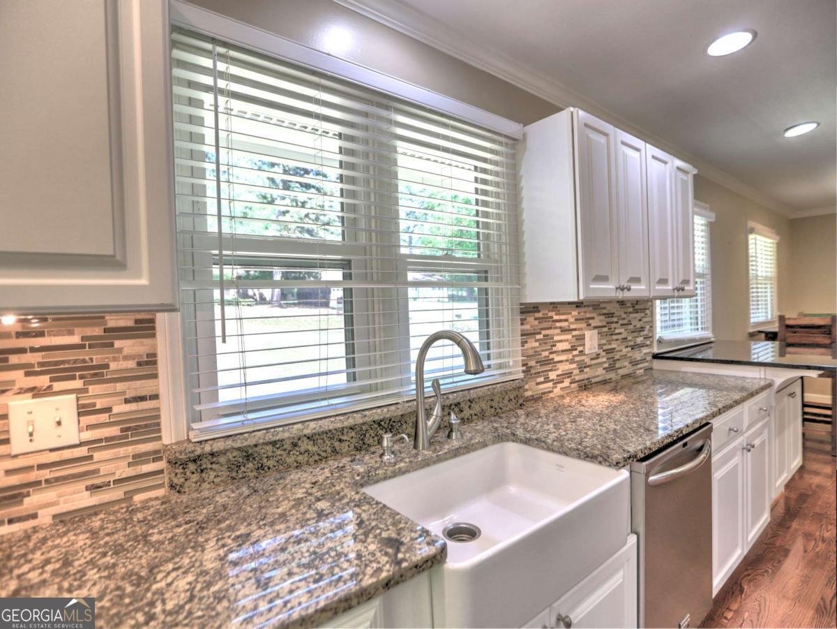 393 Hilderbrand Drive Sandy Springs - Photo 10