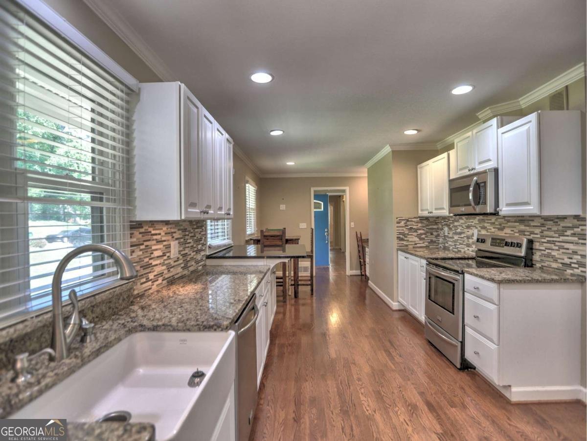 393 Hilderbrand Drive Sandy Springs - Photo 11