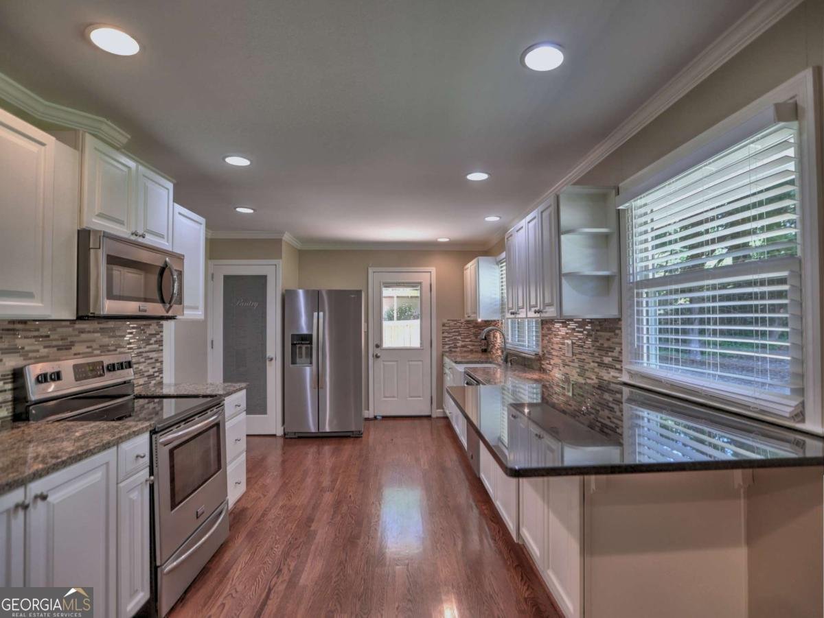 393 Hilderbrand Drive Sandy Springs - Photo 8