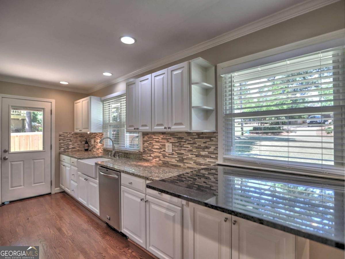 393 Hilderbrand Drive Sandy Springs - Photo 9