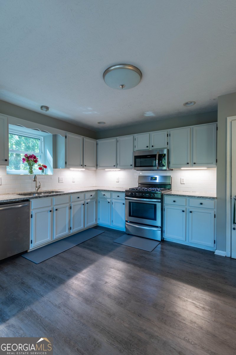 412 Streamview Lane Stockbridge - Photo 9