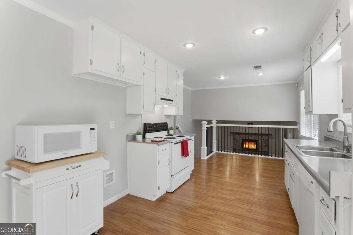 5642 Breezy Court Lilburn - Photo 14